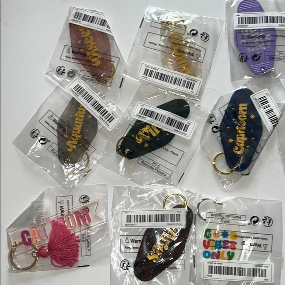10 assorted Keychains - Picture 2 of 3